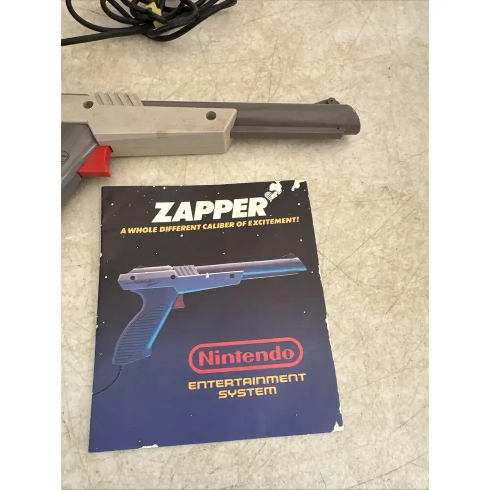 Nintendo NES Zapper Duck Hunt Light Gun Gray NES-005 1985 W/booklet